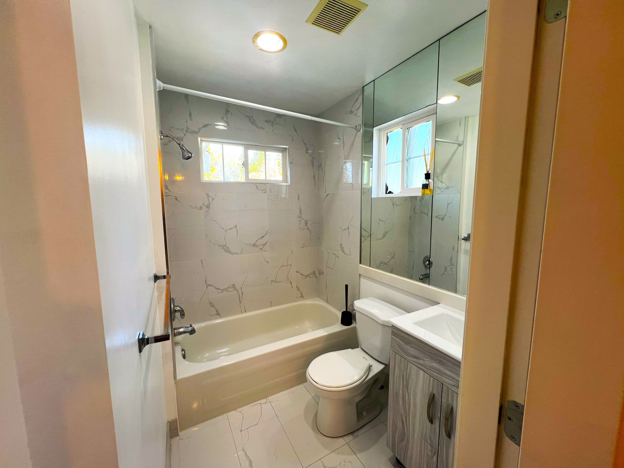 1-1940 Chesterfield Ave, North Vancouver, BC, Canada, Monika Beheshti Listing